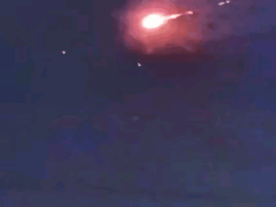应急局回应山东现不明飞行物被击落,夜空中两光相撞爆裂瞬间曝光