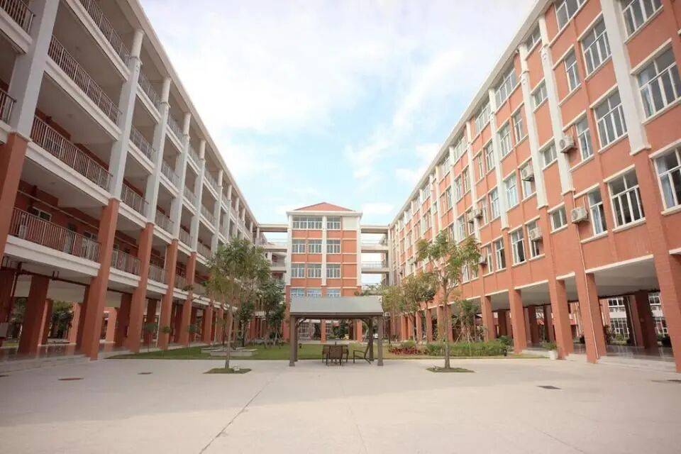广东东莞一学校家委收取每名学生200元班费!镇教育管理中心回应:情况属实,属违规收费