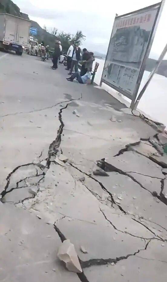 山西临县一公路落石砸中过往车辆,有人被困严重变形的车内,路面出现明显开裂