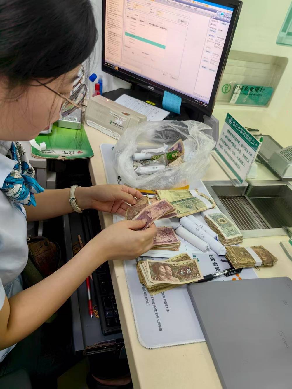 五万多元破损纸币愁坏老人,银行人员耐心拆分鉴定清点存入