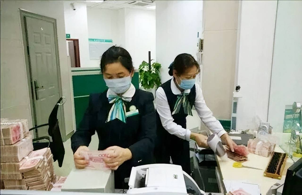 2016年，四位青年假扮警察走进银行，劫持财务人员取走3000万