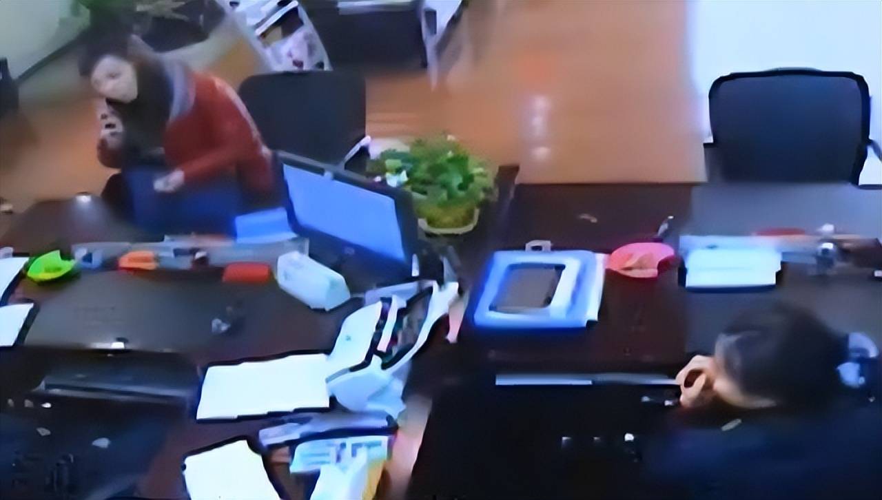 2016年，四位青年假扮警察走进银行，劫持财务人员取走3000万