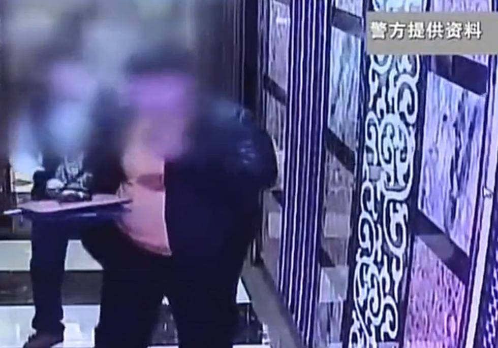 2016年，四位青年假扮警察走进银行，劫持财务人员取走3000万