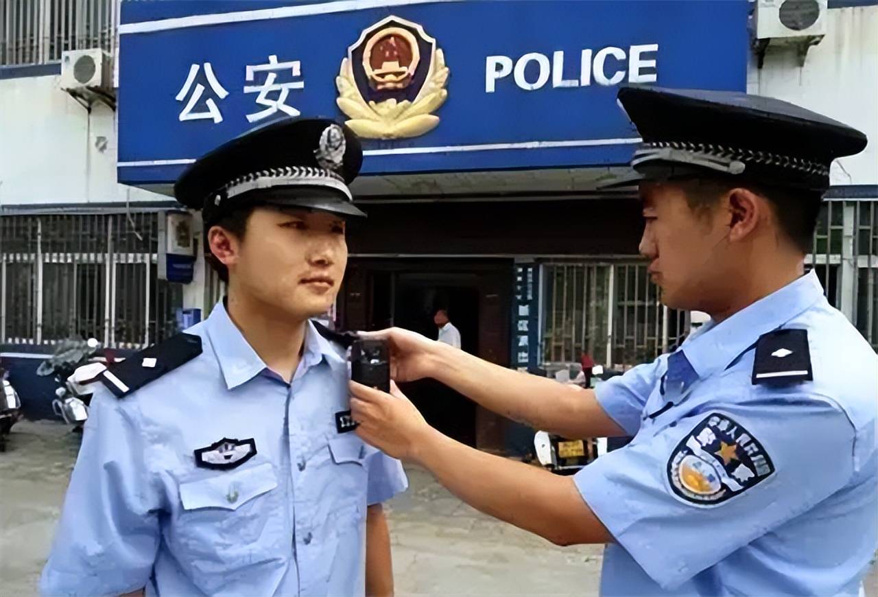 2016年，四位青年假扮警察走进银行，劫持财务人员取走3000万