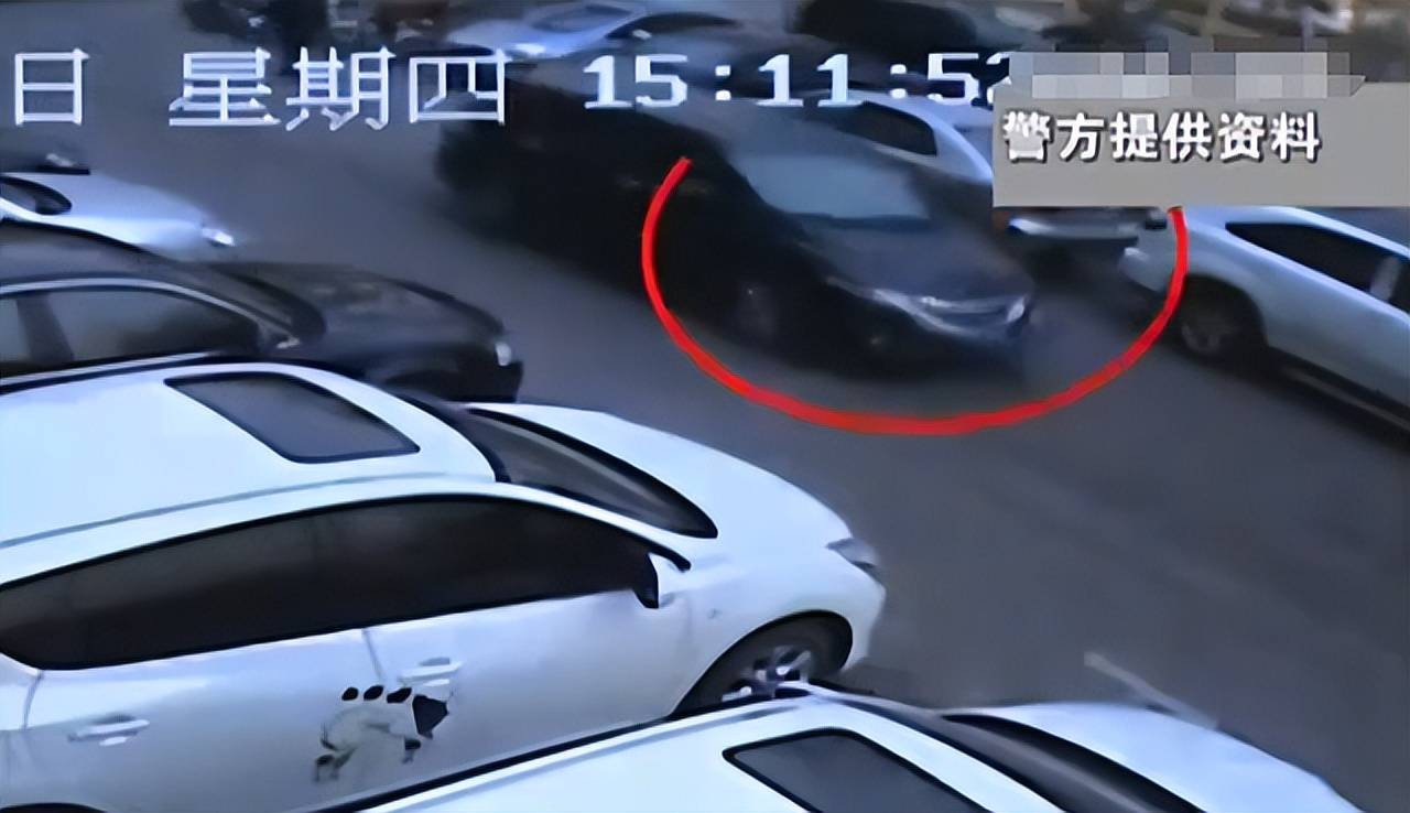 2016年，四位青年假扮警察走进银行，劫持财务人员取走3000万