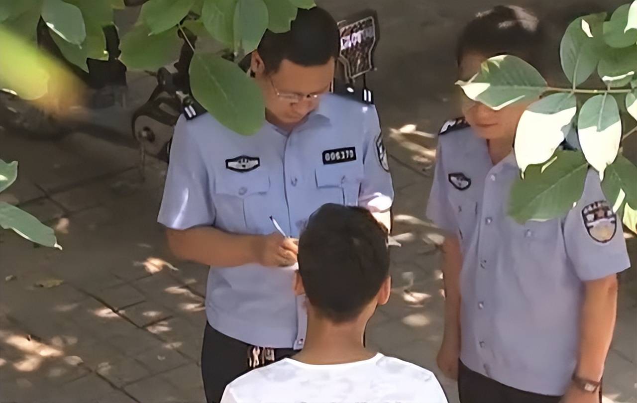 2016年，四位青年假扮警察走进银行，劫持财务人员取走3000万