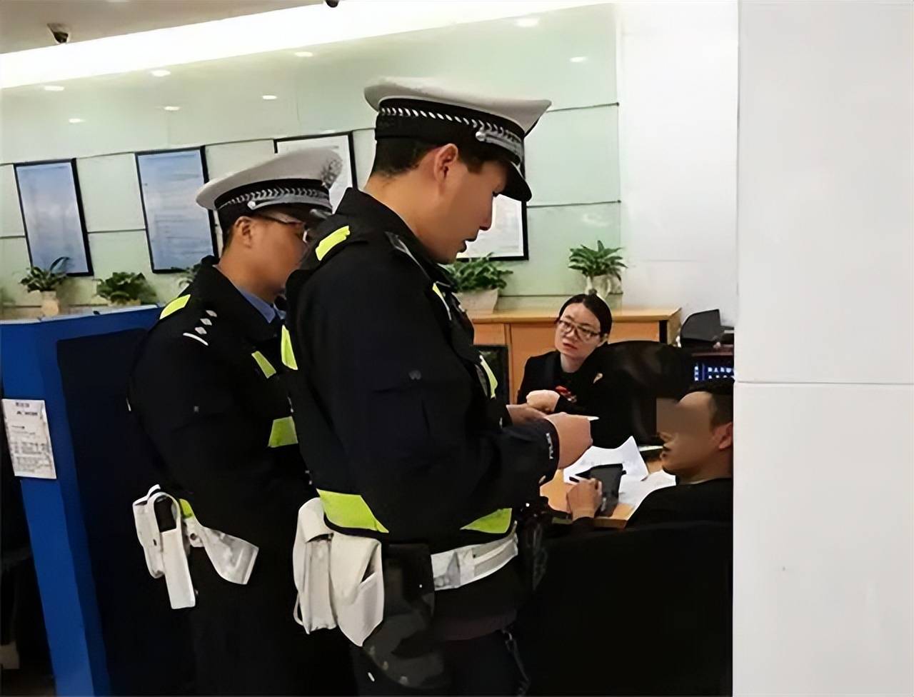 2016年，四位青年假扮警察走进银行，劫持财务人员取走3000万