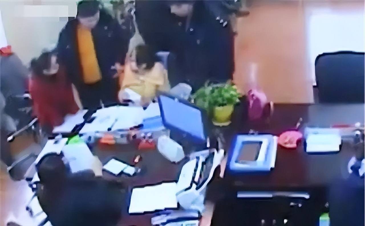 2016年，四位青年假扮警察走进银行，劫持财务人员取走3000万