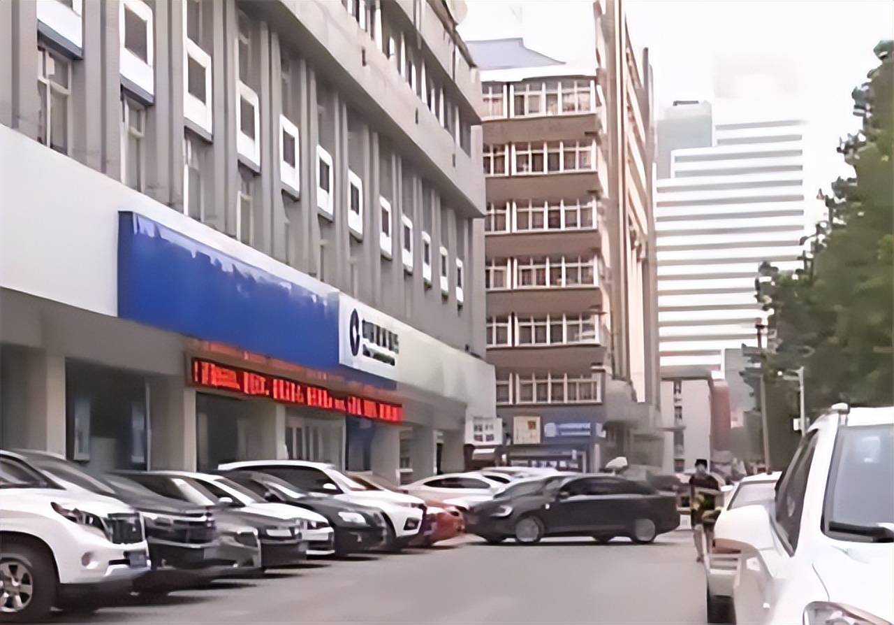 2016年，四位青年假扮警察走进银行，劫持财务人员取走3000万