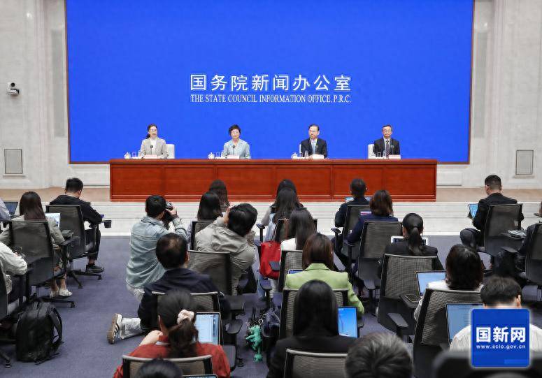 人社部:三项社保基金累计结余9.81万亿元
