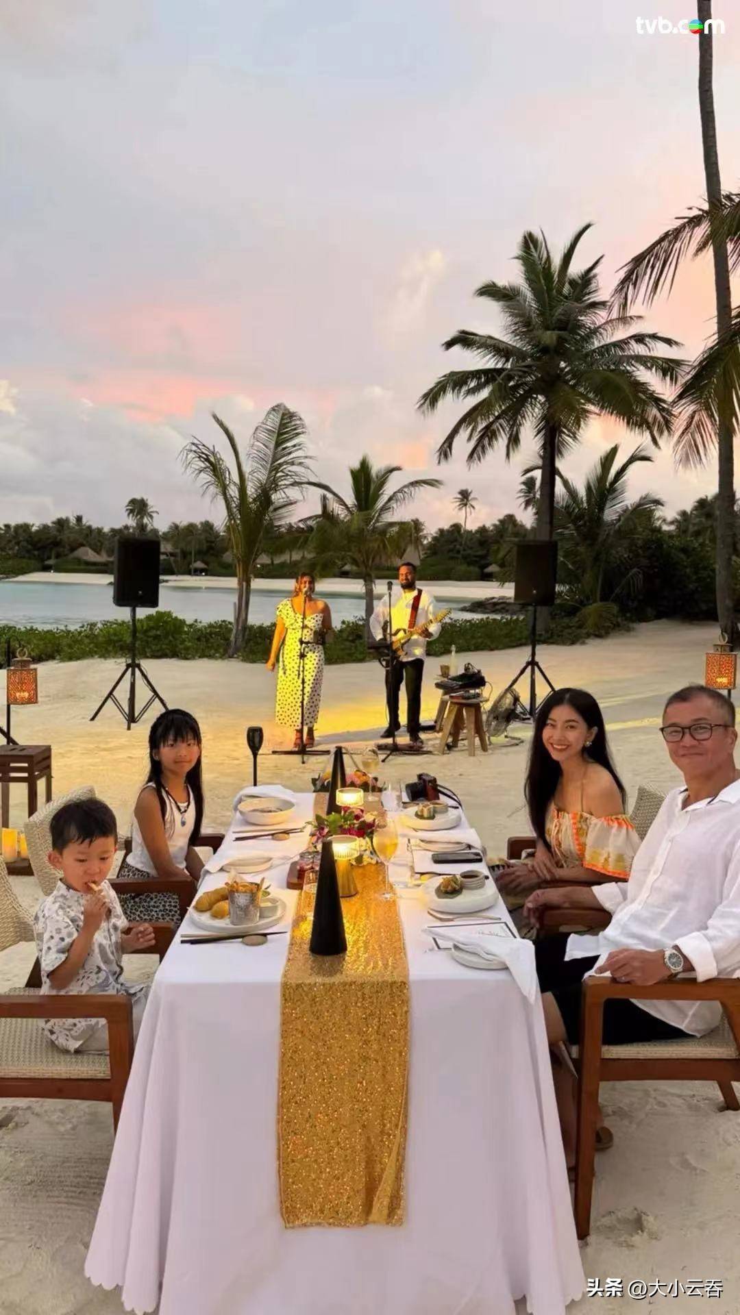 43岁「千禧女神」海边庆生美貌身材依旧，息影14年成上市公司主席