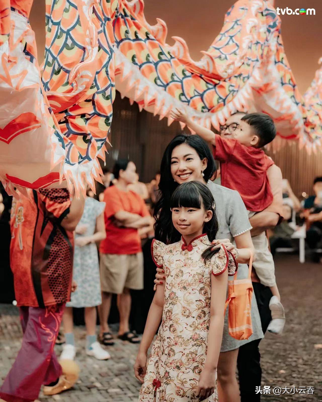 43岁「千禧女神」海边庆生美貌身材依旧，息影14年成上市公司主席