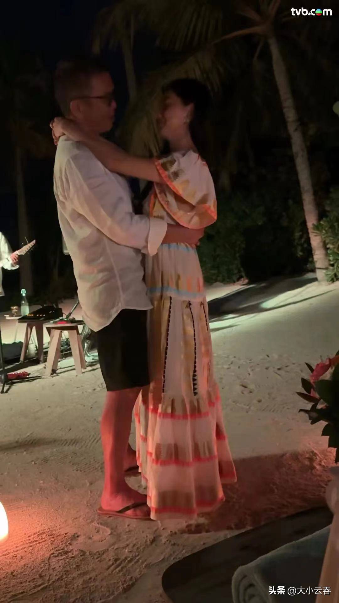 43岁「千禧女神」海边庆生美貌身材依旧，息影14年成上市公司主席