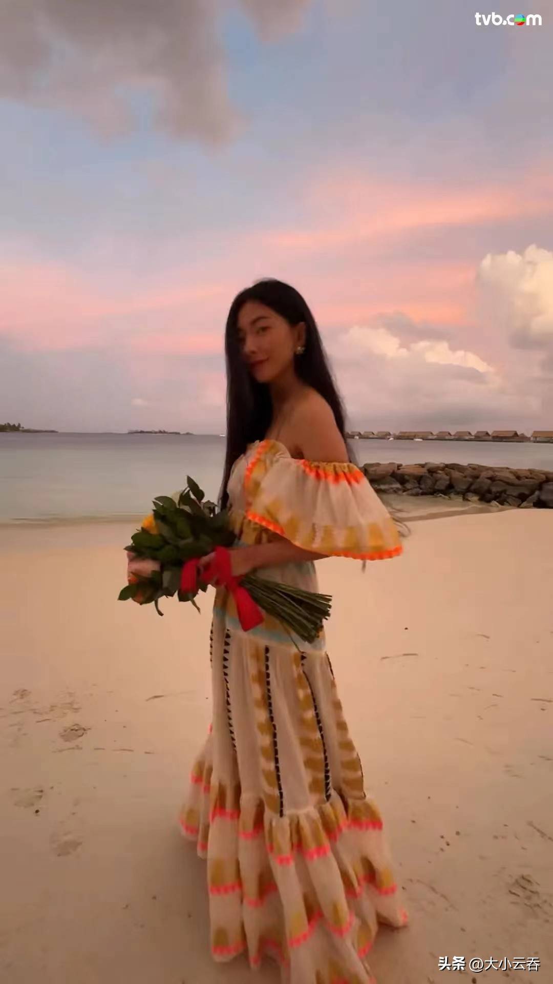 43岁「千禧女神」海边庆生美貌身材依旧，息影14年成上市公司主席