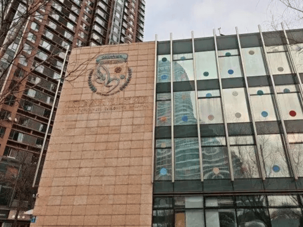 李亚鹏现身嫣然医院透露新址进展：带公园的！